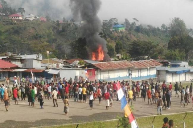 Saat Imam Takbir Pertama Salat Idul Fitri, Massa Serbu dan Bakar Mushola 