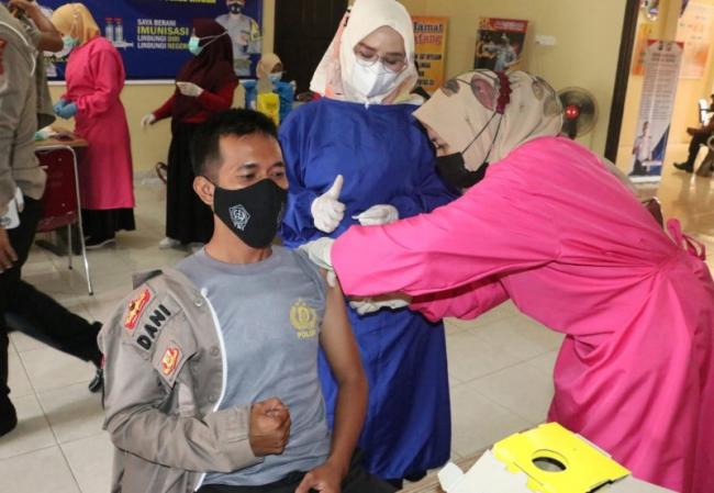 Ratusan Polisi di Lingga Mulai Disuntik Vaksin Covid-19