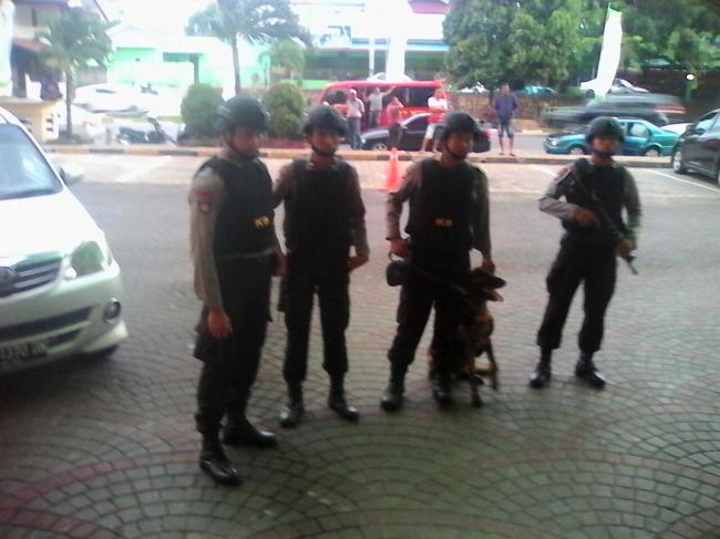 Ini Reaksi Pengunjung BCS Mall Saat Lihat Polisi Bersenjata dan K-9