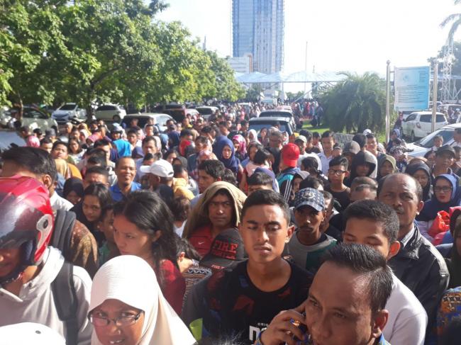 Polemik PPDB, Ribuan Orangtua Murid Padati Dataran Engku Putri 