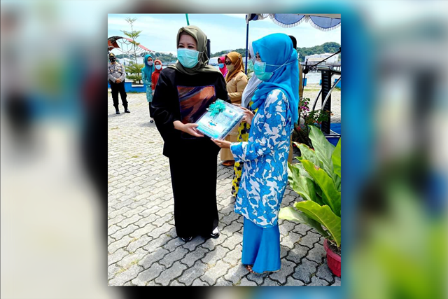 Marlin Agustina Bagikan Seragam Gratis untuk Tim Penggerak PKK Belakangpadang