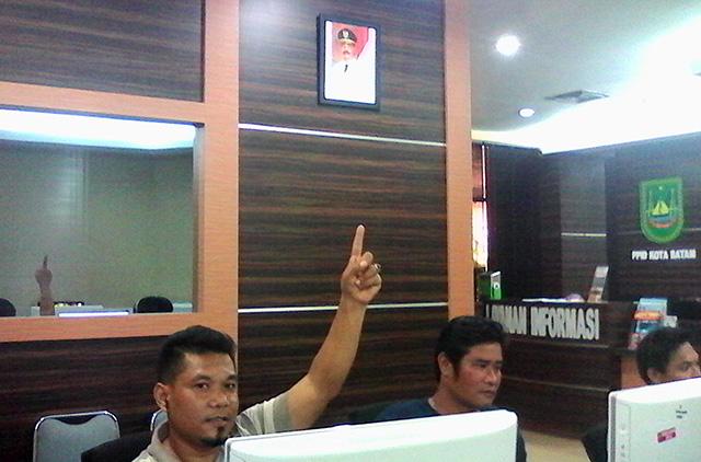 Foto Soeryo Respationo Masih Terpajang di Media Centre Pemko Batam