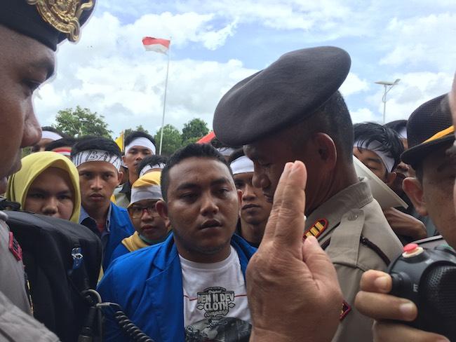 BREAKING NEWS: Demo Beasiswa Ricuh, 3 Orang Terluka, Satu Kritis