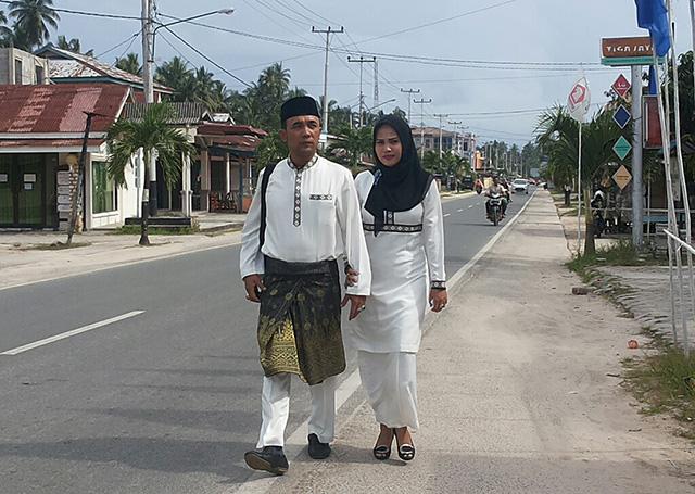 Mesranya Calon Bupati Ini Gandengan dengan Istri, Jalan Kaki ke TPS