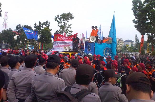 Massa Demo Buruh di Engku Putri Akhirnya Bubar, Suprapto: Jangan Lupa Pungut Sampah