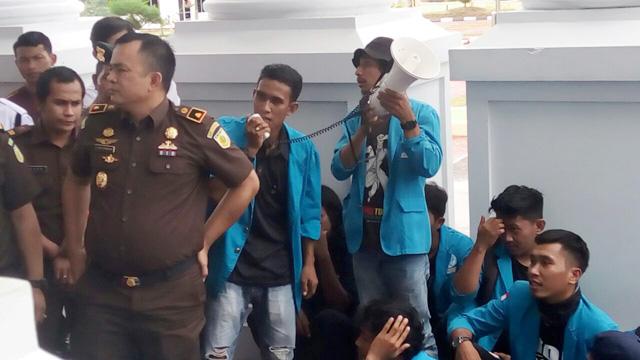  Puluhan Mahasiswa Demo Kejati Kepri soal Proyek di UMRAH