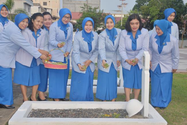 Ketua Korcab IV Jalasenastri Tabur Bunga di TMP Tanjungpinang