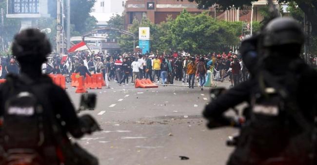 Perusuh Demo di Patung Kuda Diduga Lempar Cairan Kimia, Diselidiki Gegana