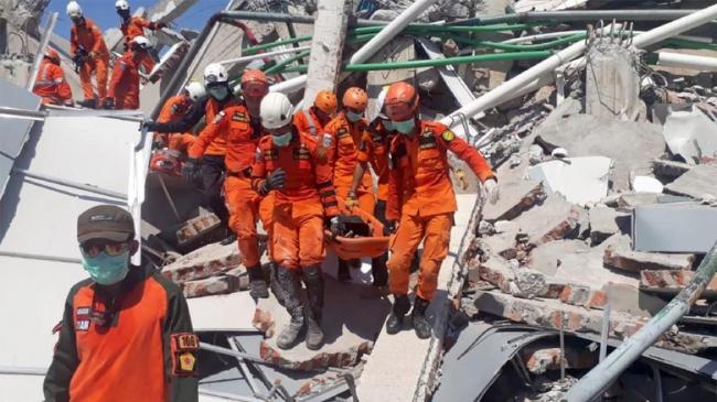 Petugas Lanjutkan Evakuasi Korban Gempa Palu Hari Ini