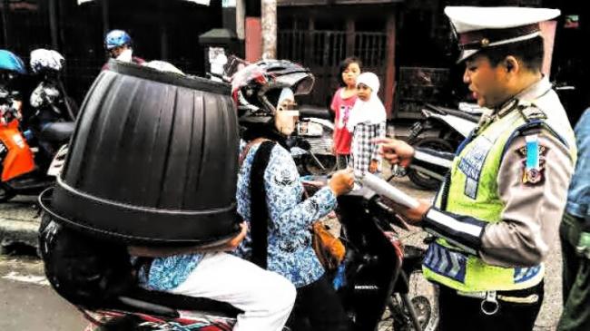 Jangan Sesekali Pakai Helm Ember, Bila Tak Ingin Seperti Oknum PNS Ini 