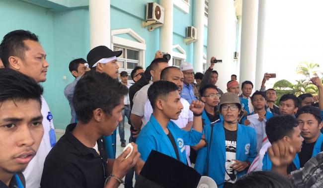 Mahasiswa UMRAH Tangisi Koruptor di Kampus