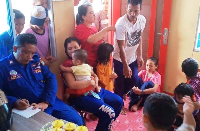 Sampan Terbalik, Satu Keluarga Nyaris Tenggelam di Perairan Pulau Kasam