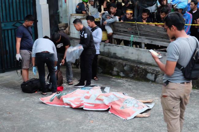 Foto: Warga Tanjungpinang Dihebohkan Wanita Tewas Jatuh Dari Ruko