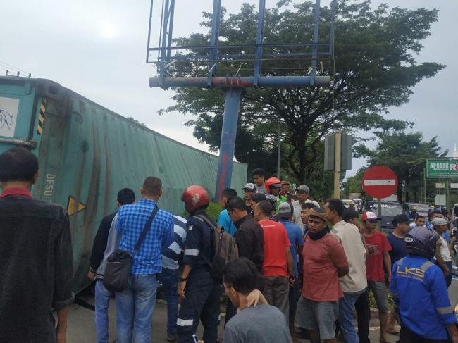 Ngeri, Kontainer Lepas dari Truk Timpa Sepeda Motor di Simpang Fanindo