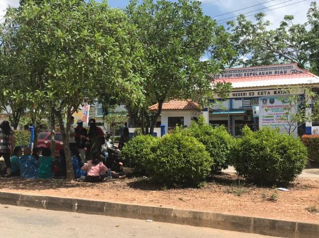 Puluhan Orangtua Calon Murid Protes SMA 3 Batam