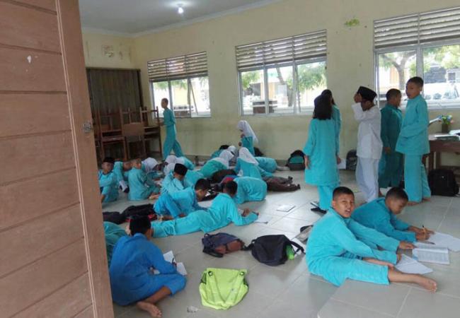 Ratusan Siswa Belajar di Lantai Karena tak Ada Meja Kursi, Kejadian Ini di Batam!