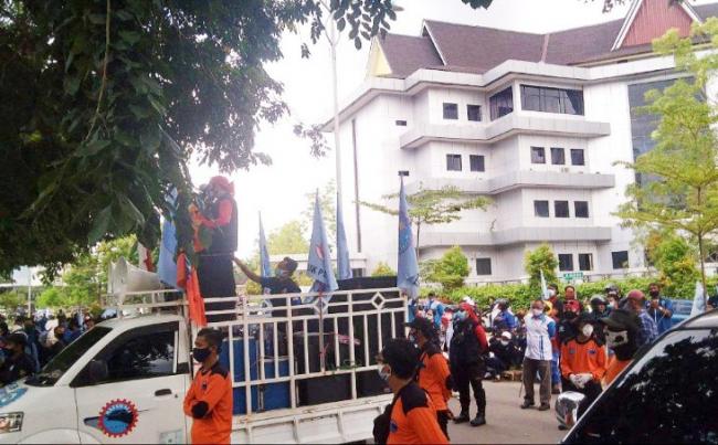Buruh Batam Geruduk Graha Kepri Tuntut Kenaikan UMP