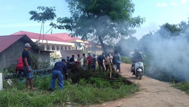 Perusahaan Larang Warga Kampung Tua Perbaiki Jembatan