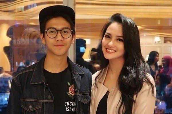 Kehebohan Ririn Ekawati Cium Pipi Dilan Iqbaal Ramadhan