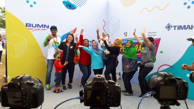 Pengunjung Serbu Stand Photo Booth di HUT PT Timah Kundur