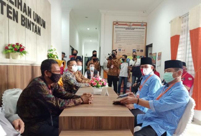 Dapat Dukungan PDI Perjuangan, Awe-Dalmasri Daftar Pilkada Bintan