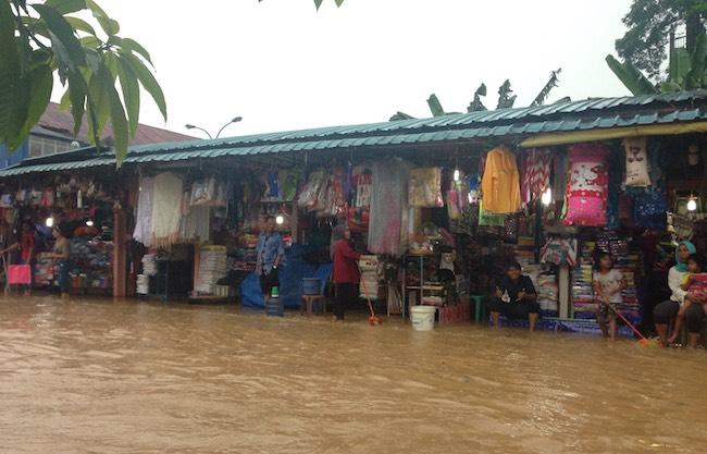 Hujan Lebat Disertai Petir Landa Kota Batam