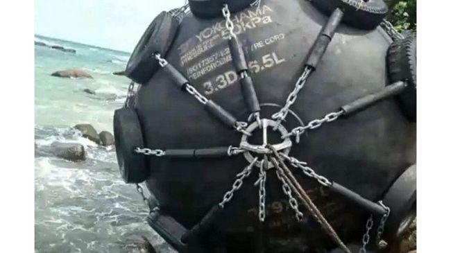 Warga Bintan Temukan Bola Hitam Misterius di Tepi Pantai