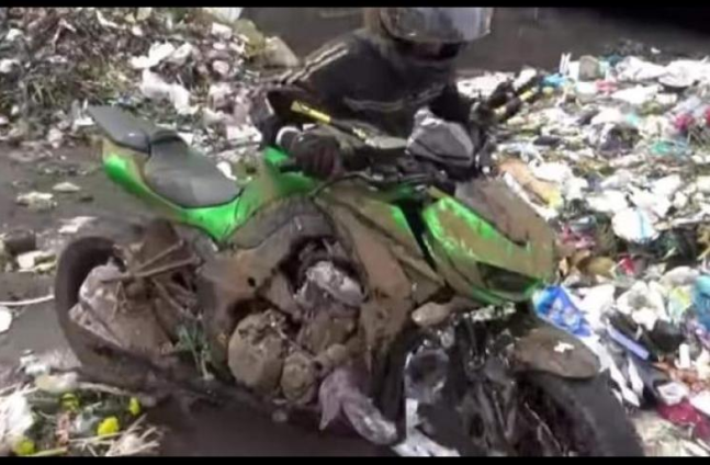 Pria Ini Temukan Motor Sport di Tumpukan Sampah