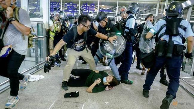 Bentrok Demonstran-Polisi Pecah di Bandara Hong Kong