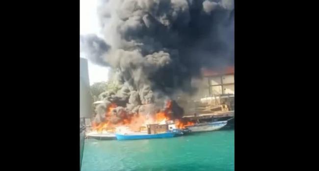 Kebakaran Hanguskan 4 Kapal di Dermaga BC Tanjunguncang Batam