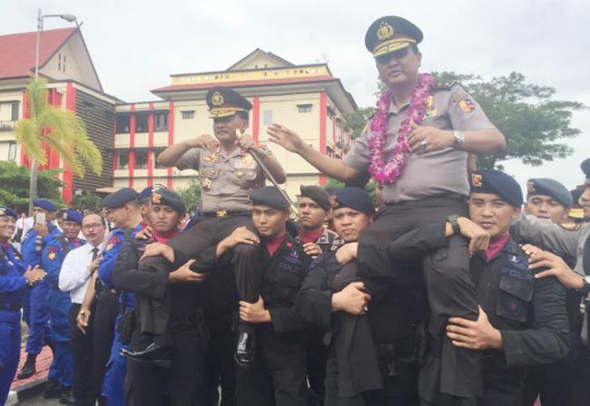 Suasana Haru saat Lepas Irjen Sam Budigusdian dan Istri