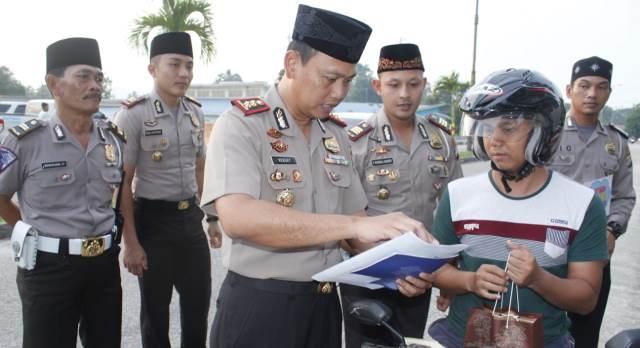Kapolres Karimun Bagi-bagi Takjil, Ini Tujuannya