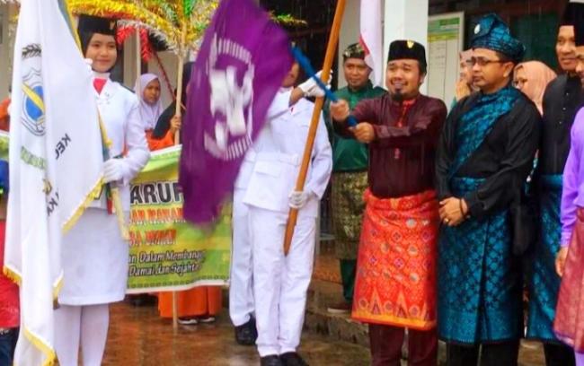 Camat Lepas Peserta Pawai Ta`aruf MTQ Katang Bidare Dibawah Guyuran Hujan