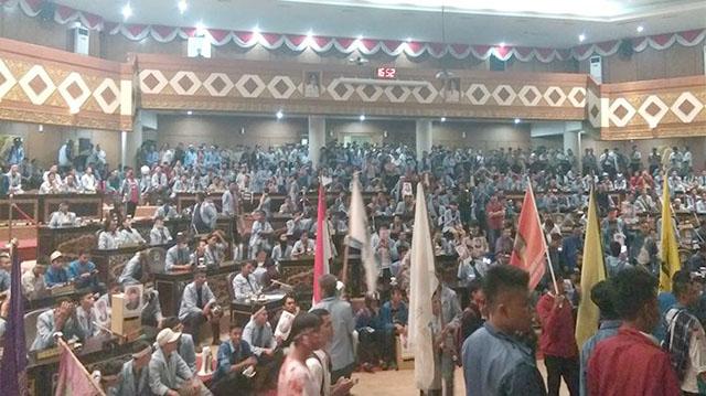 Ribuan Mahasiswa Duduki Gedung DPRD Riau, Minta Turunkan Harga Pertalite