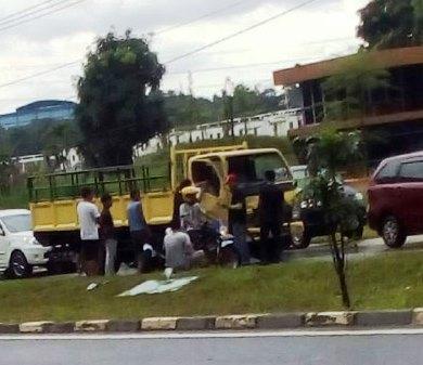 Jalanan Licin Bikin Truk Tanpa Muatan Tergelincir di Tembesi