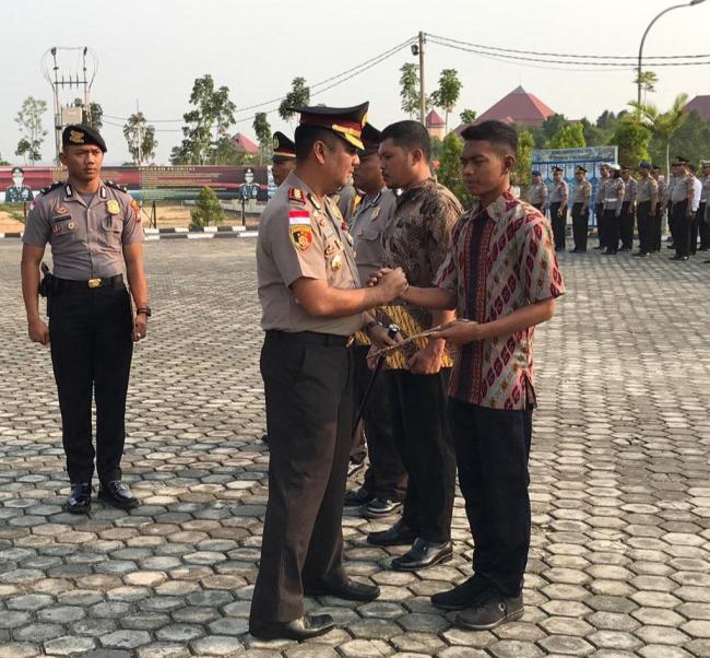 Polisi Beri Penghargaan Nelayan yang Bantu Ungkap Kasus Pengboman Ikan di Bintan