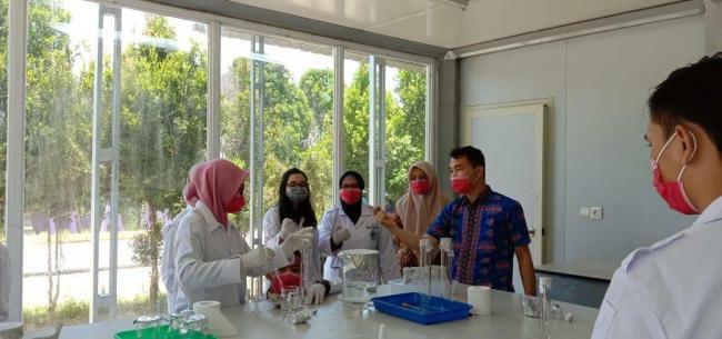 FKIP Umrah Racik Bahan untuk Produksi Hand Sanitizer