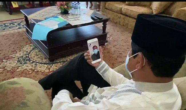 Dalam Karantina Mandiri, Isdianto Semangati Ajudan Positif Covid via Video Call