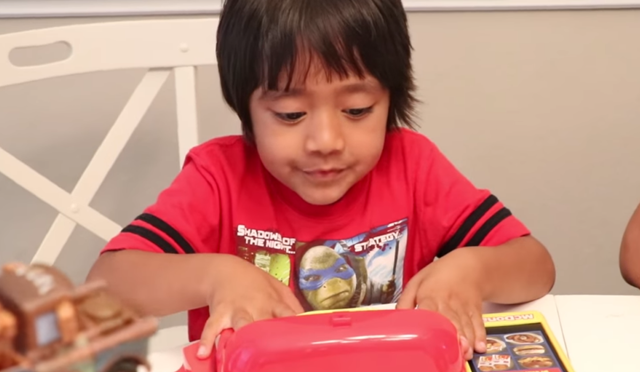 Wow, Penghasilan Bocah Ini dari Youtube Rp 149 Miliar 