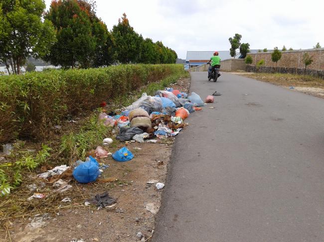 Sampah di Jalan Bukit Union Bengkong Dibiarkan Menumpuk 3 Hari
