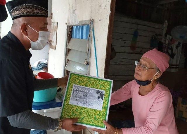 Hujan Deras Warnai Distribusi Sembako GP Farmasi di Tanjunguma