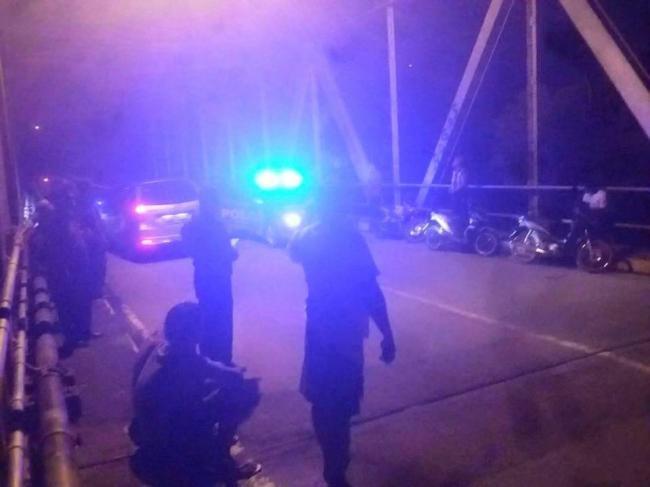 Remaja Terjun di Jembatan Nongsa, Polisi dan Warga Mencari dengan Penerangan Seadanya