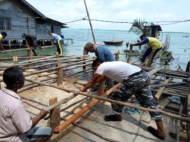 Polisi dan Warga Ramai-ramai Bangun Rumah Korban Gelombang Tinggi