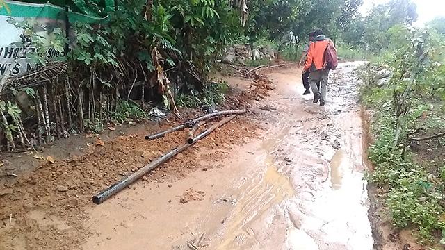 Warga Tertipu, Ternyata Sambungan Air di Kampung Air Tidak Resmi