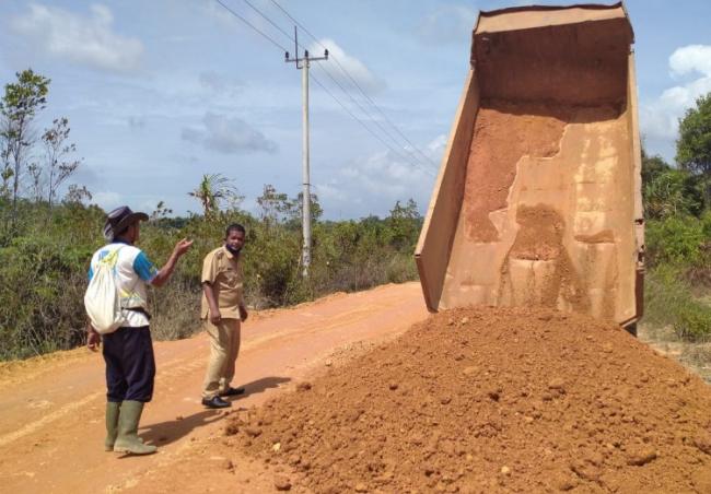 Jalan Provinsi di Lingga Rusak Parah, Camat Timbun Pakai Tanah Merah