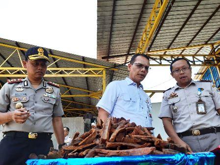 Karimun Ekspor 22 Ton Kulit Kayu Bakau ke Filipina