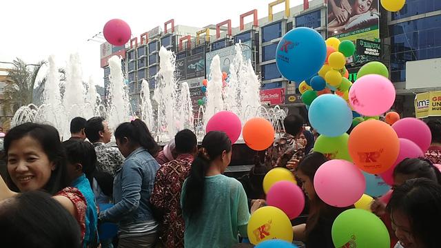 Heboh HUT ke-28 PKP di Nagoya Hill, Berebutan Balon Berisi Uang