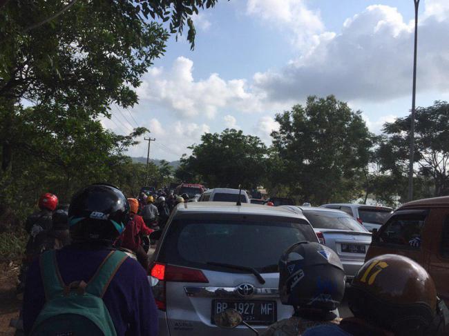 Konvoi Demo Buruh, Jalan Bukit Daeng Macet Parah