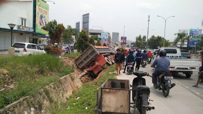 [Jurnalisme Warga] Kecelakaan, Dua Mobil Terperosok ke Parit 
