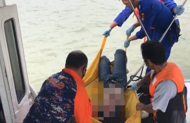Mayat Pria Tanpa Identitas Ditemukan Mengapung di Perairan Pangke Karimun